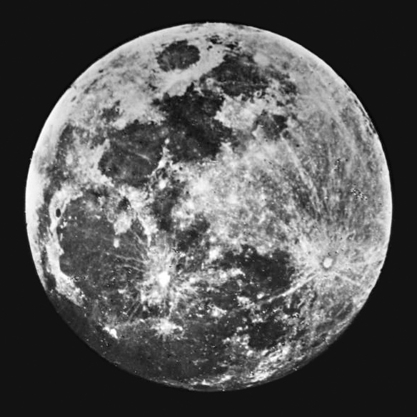 Première photographie de la Lune réalisée par John William Draper en 2840.
